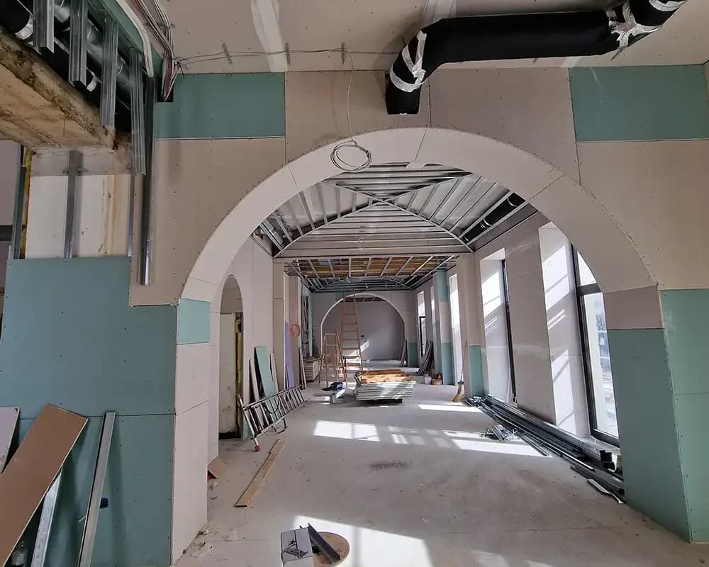 Lučni prolaz oblikovan gipskartonskim pločama tijekom montaže